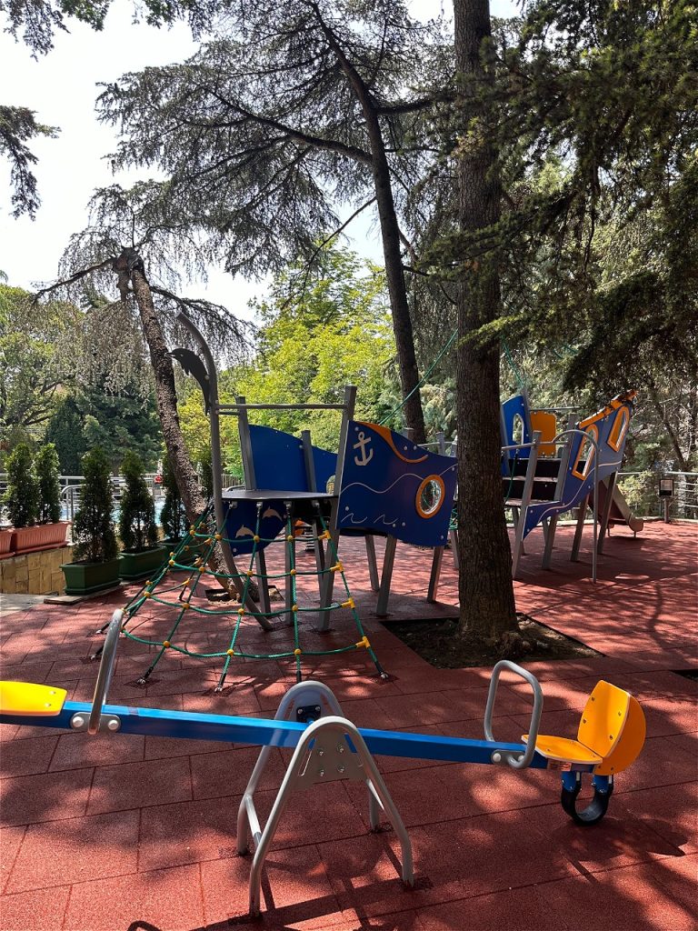 детска площадка с люлки и пързалки в all inclusive хотел Екселсиор